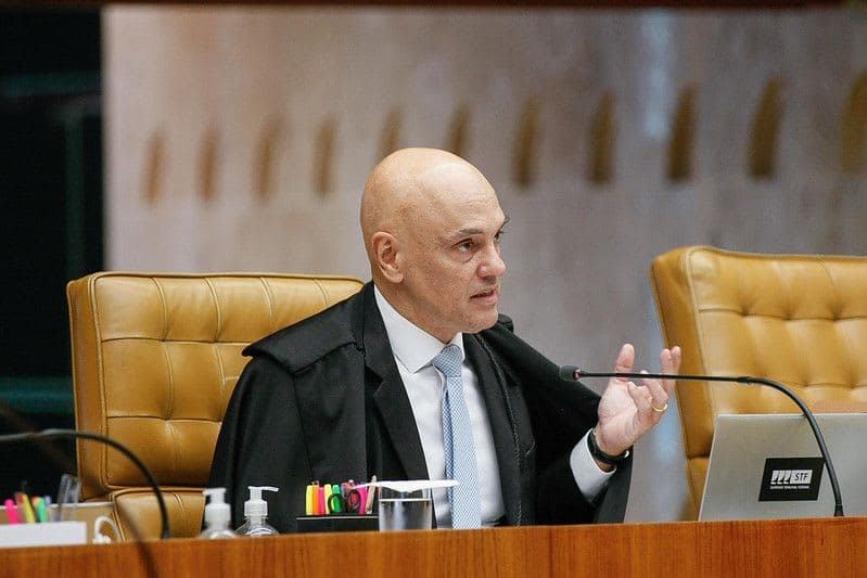 Moraes restringe drones a 1 quilômetro da casa de Bolsonaro