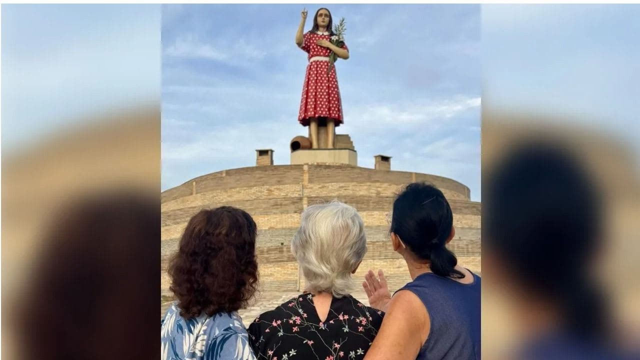 Irmãs adotivas de Menina Benigna visitam pela primeira vez estátua da Beata no complexo religioso