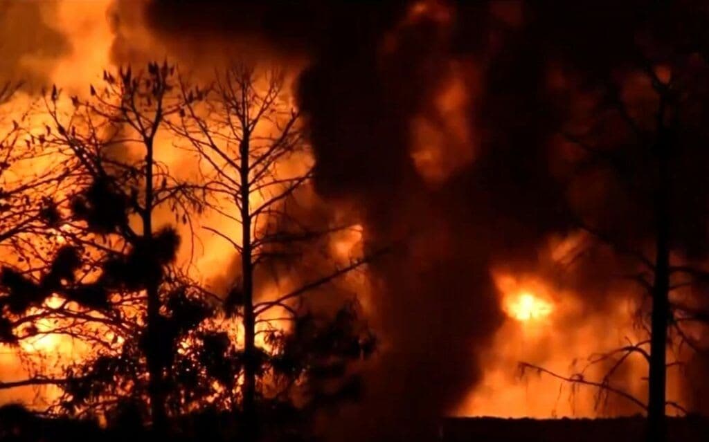 Incêndio de grandes proporções atinge indústria química em SP