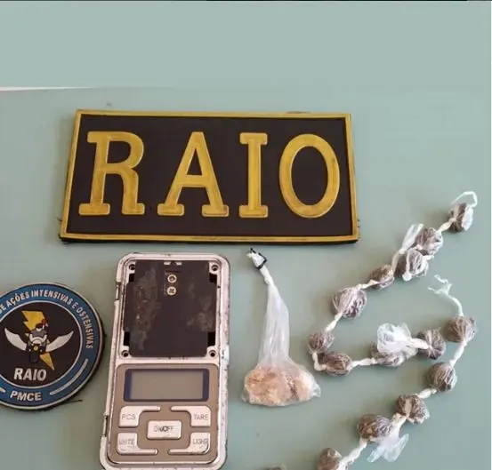 RAIO apreende maconha, crack e balança em casa abandonada em Caririaçu