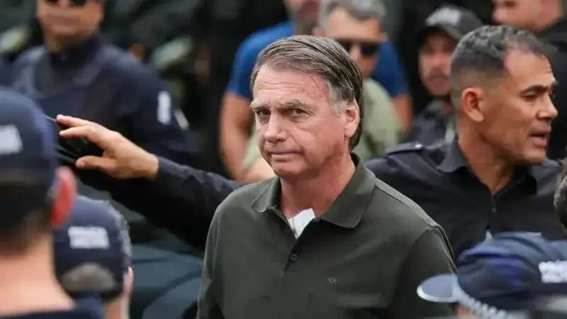Bolsonaro recebe alta hospitalar e segue para prisão domiciliar humanitária