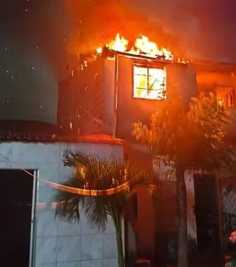 Crianças e animais são resgatados de incêndio em casa, em Fortaleza