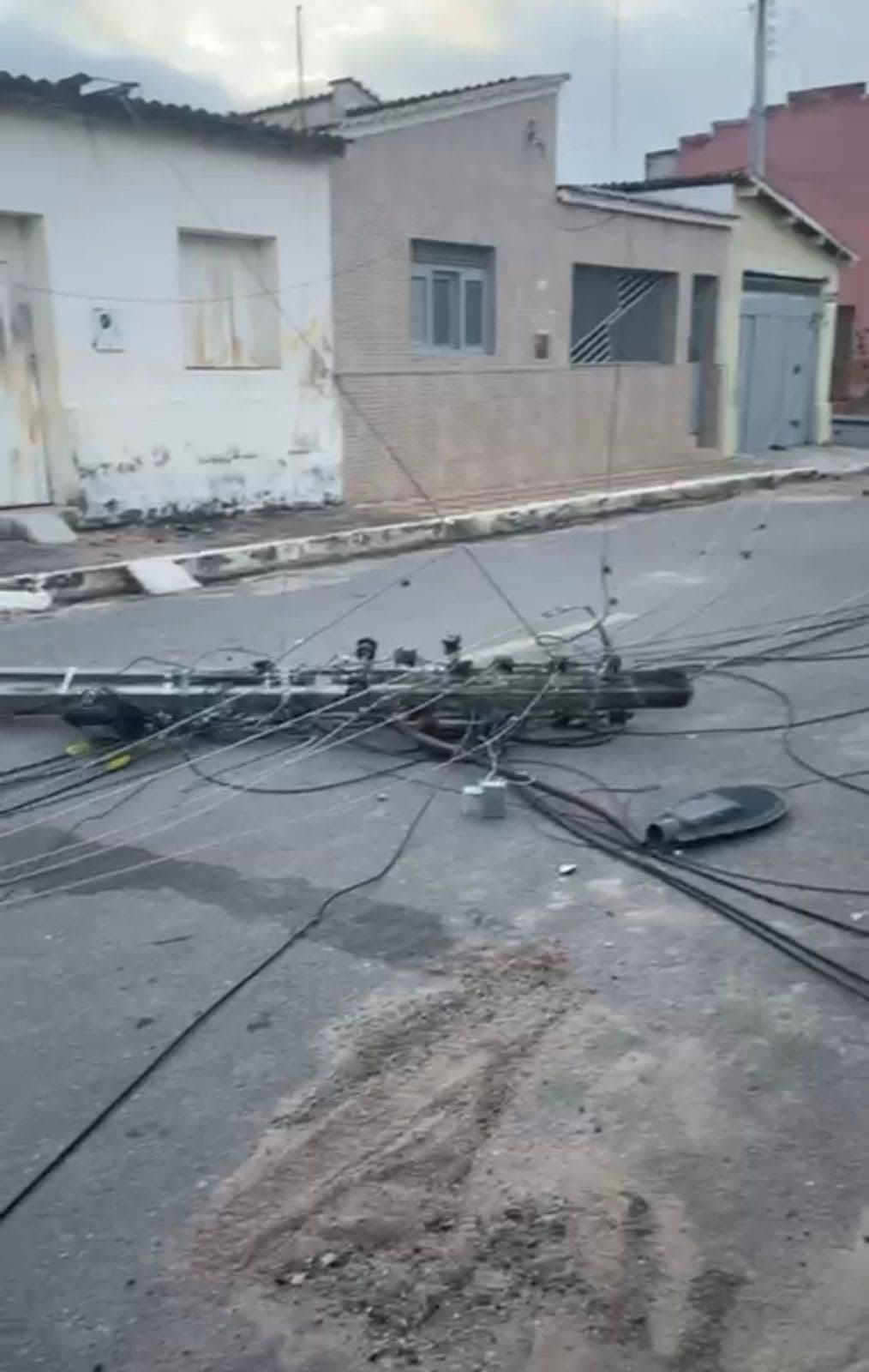 Veículo de grande porte arrasta fiação e derruba cinco postes durante a madrugada em Altaneira