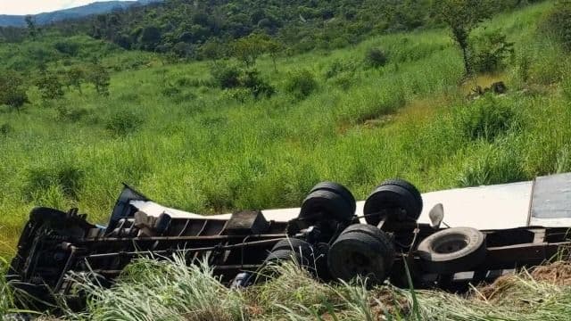 Caminhão capota na BR-230 em Farias Brito