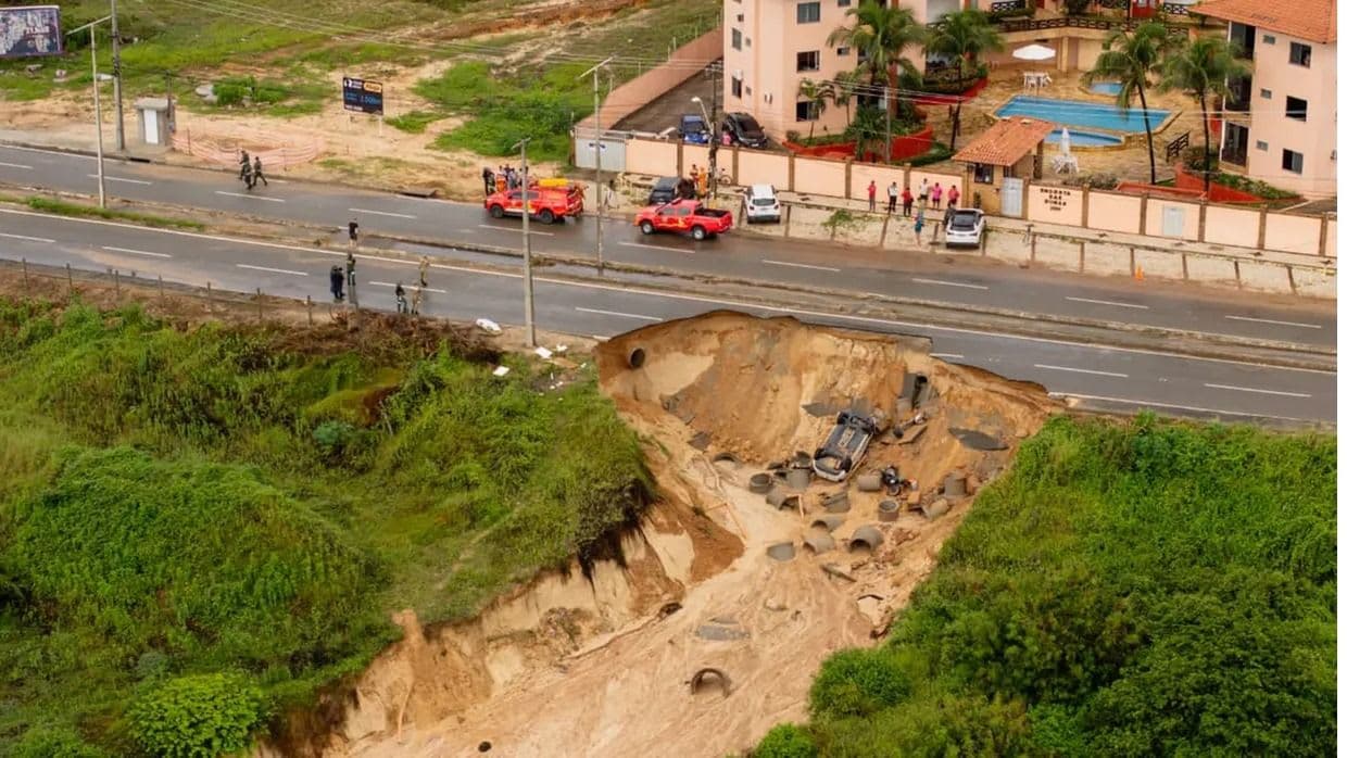 Cratera se abre na CE-025 em Aquiraz