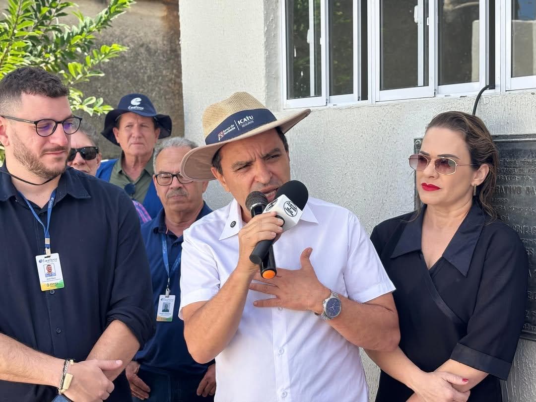 avanço para produtores rurais durante reinauguração da Ematerce em Jardim