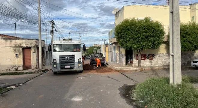 Após abertura de buraco em protesto por falta de água, abastecimento é restabelecido