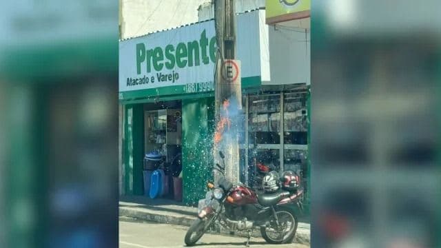 Medidor elétrico pega fogo e chamas atingem poste em Juazeiro do Norte