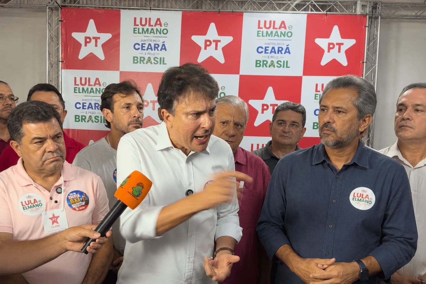 Camilo Santana cobra explicações de Ciro Gomes sobre silêncio em relação a Flávio Bolsonaro