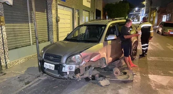 Motorista com suspeita de embriaguez perde controle do carro e causa acidente