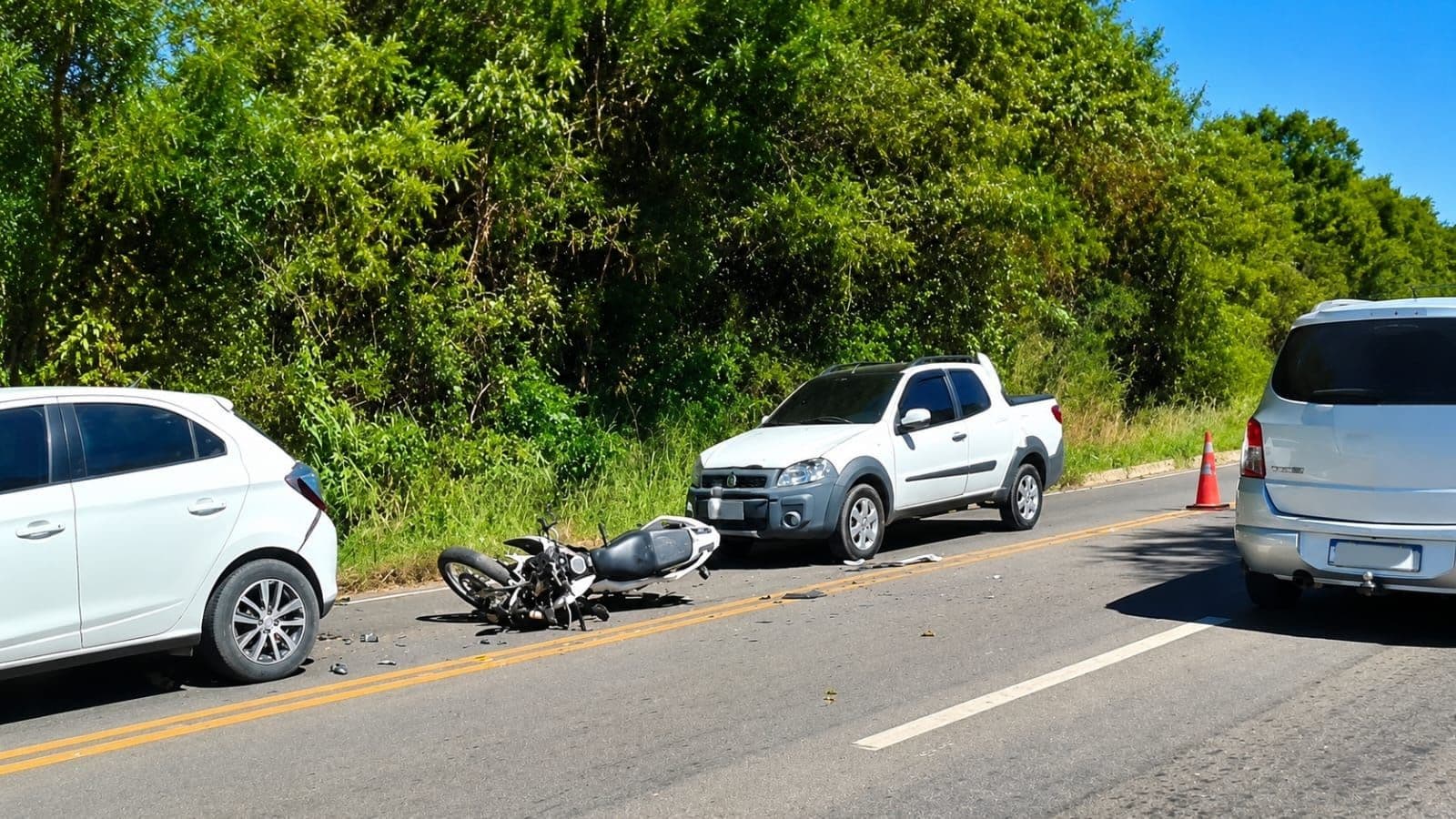 Acidente envolvendo três carros e uma motocicleta é registrado na CE-292, em Crato