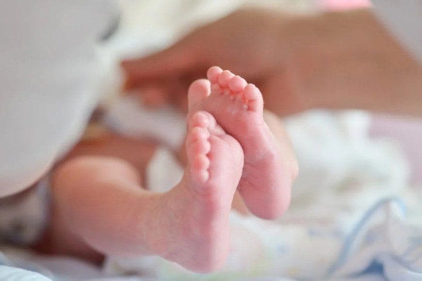 Adolescente toca em partes íntimas de bebê de 1 ano e filma abuso