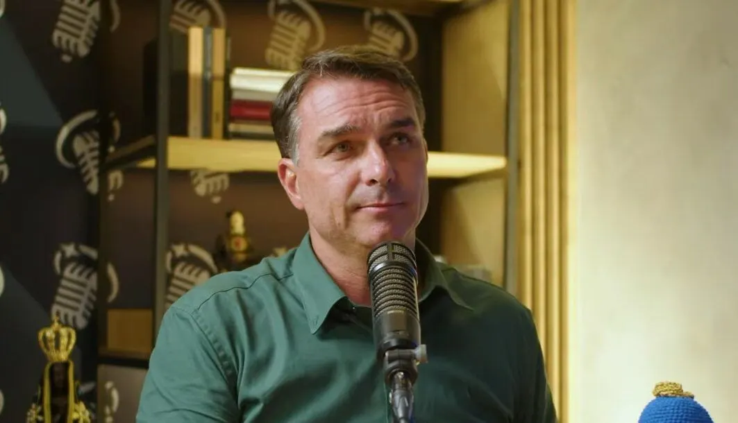 Flávio Bolsonaro compara fake news sobre Nossa Senhora Aparecida a “uma espécie de facada”
