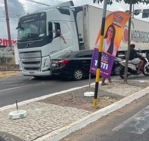 Acidente entre caminhão e carro deixa danos materiais em Juazeiro