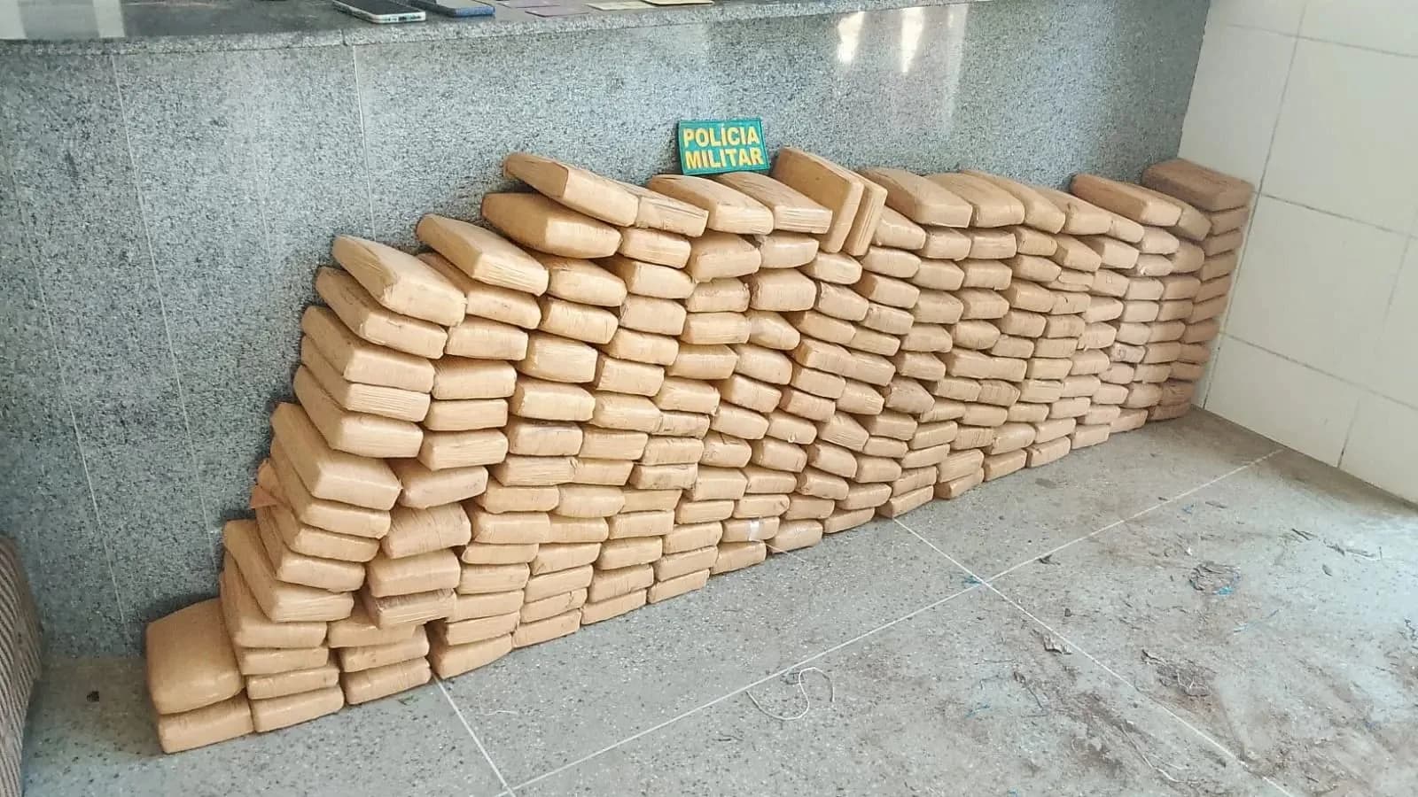 PM apreende 200 kg de maconha após perseguição em Acopiara