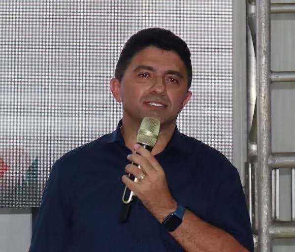 Prefeito de Assaré avalia votação de Elmano e Ciro no município