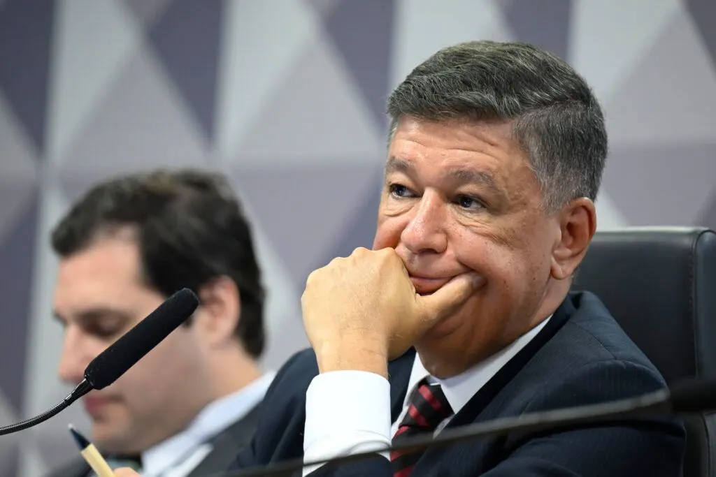 Carlos Viana denuncia Lula por suposto estelionato eleitoral e questiona Bolsa Família
