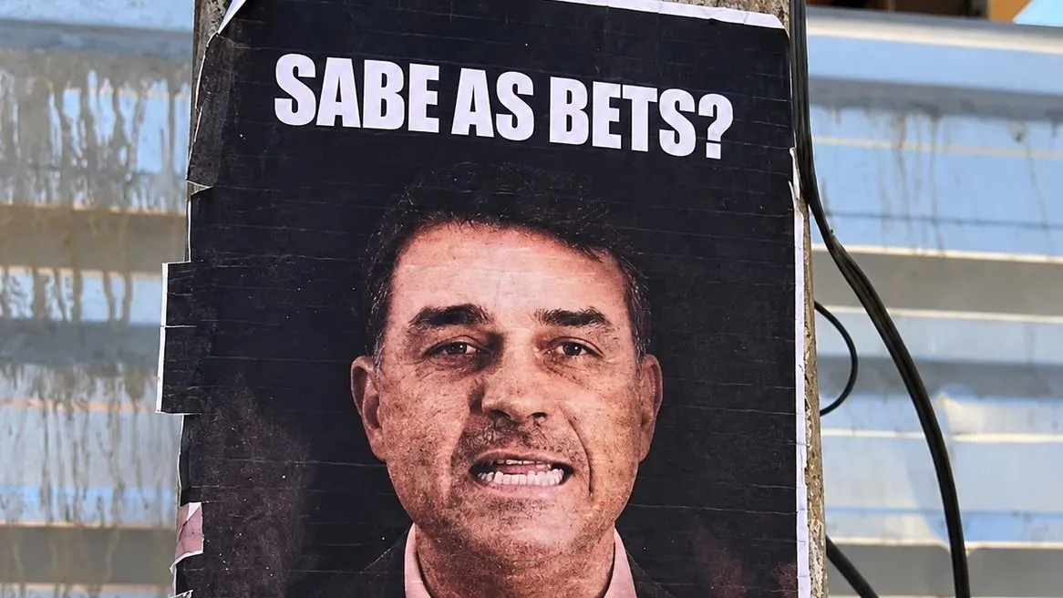 Cartazes contra Flávio Bolsonaro são encontrados em cidades do Cariri