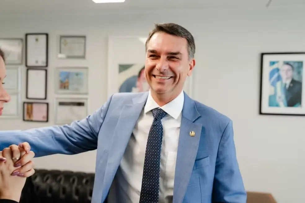 PSOL pede cassação do mandato de Flávio Bolsonaro após saída do senador do Brasil
