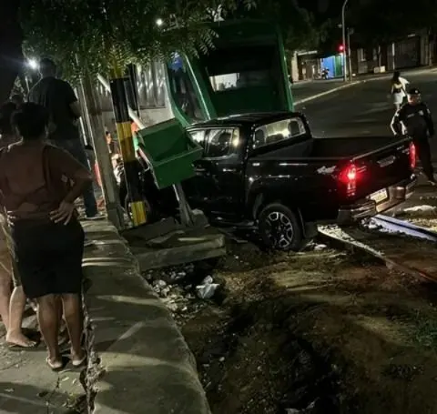 Hilux fica espremida entre trem e cavalete após colisão com Metrô do Cariri em Juazeiro do Norte
